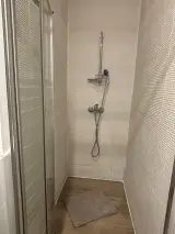 Zona de estar del Apartamento Exterior con televisor de pantalla plana sobre un escritorio negro y dos puertas abiertas